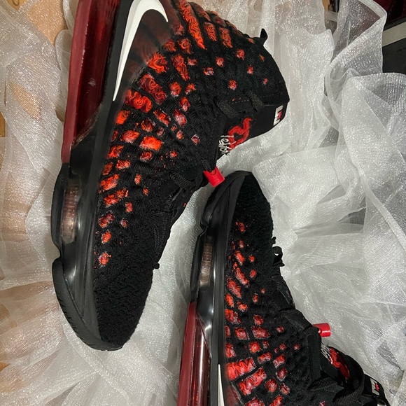 Lebron 17 Basketball Shoes - Picture 13 of 16